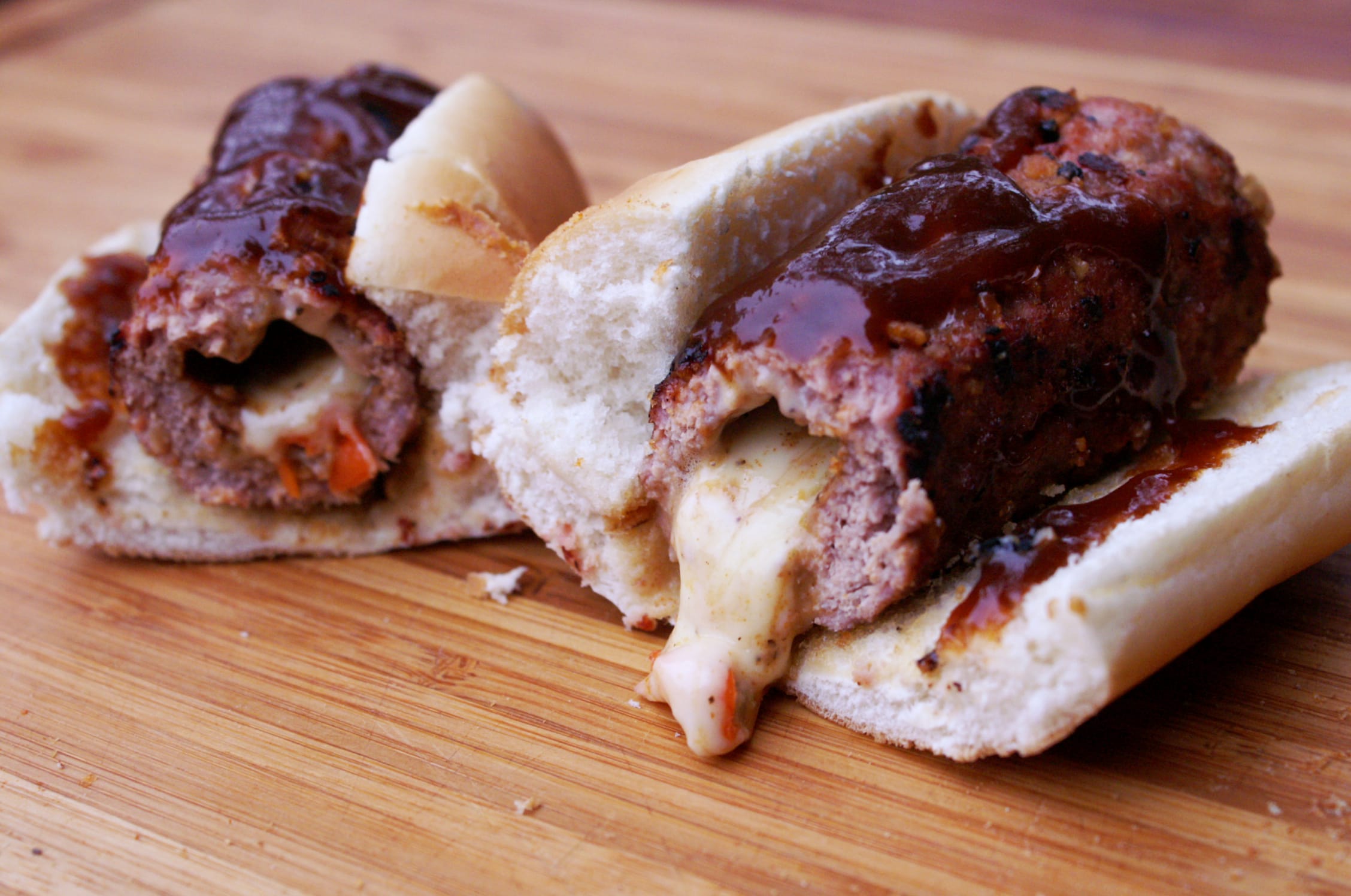 Cheese-filled Crunchy HotDog: NicNac-Hackrolle mit Käse