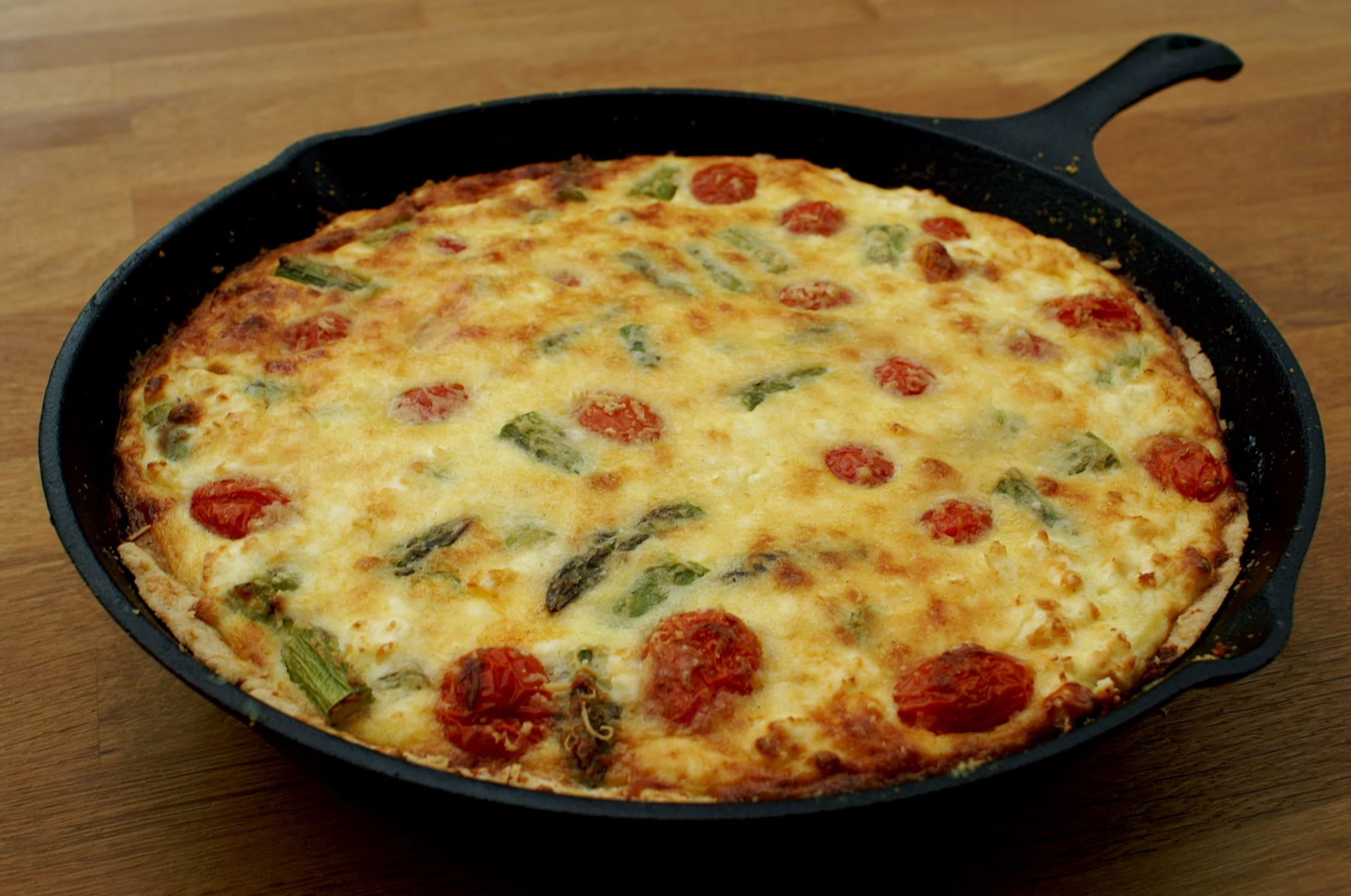 Vegetarische Gemüse-Tarte mit Spargel und Tomaten