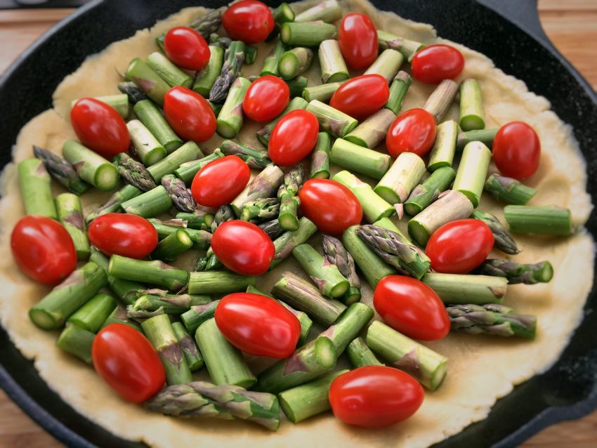 Vegetarische Gemüse-Tarte mit Spargel und Tomaten