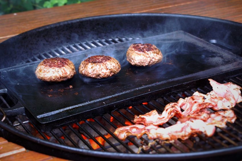 Burger grillen und Bacon braten