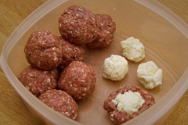 Leckere Fleischbällchen mit Mozzarella-Füllung in Tomatensoße