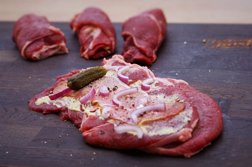 Rouladen mit Schinken, Zwiebel und Gurke füllen