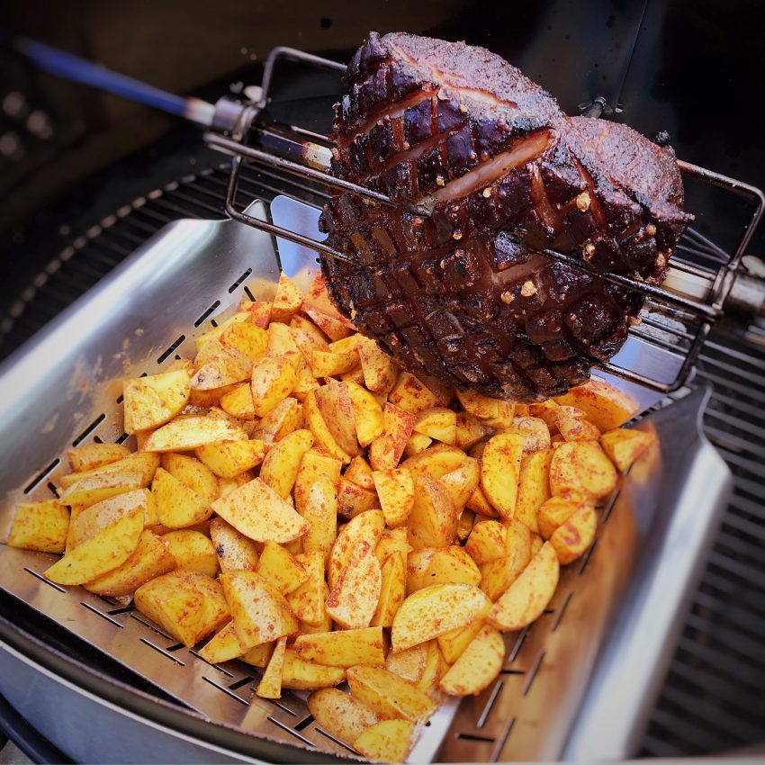 Krustenbraten vom Schweineschinken im Grill auf der Rotisserie