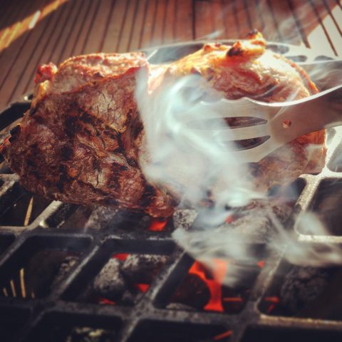 Kugelgrill in Tisch einbauen: Vom Weber OTP zum Tischgrill Kugelgrill in Tisch einbauen: Vom Weber OTP zum Tischgrill