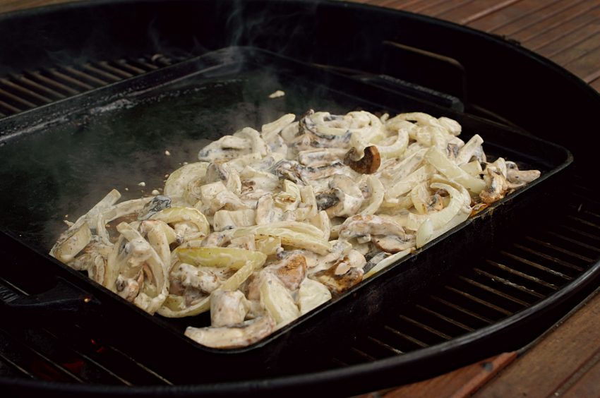 Champignons und Zwiebeln grillen