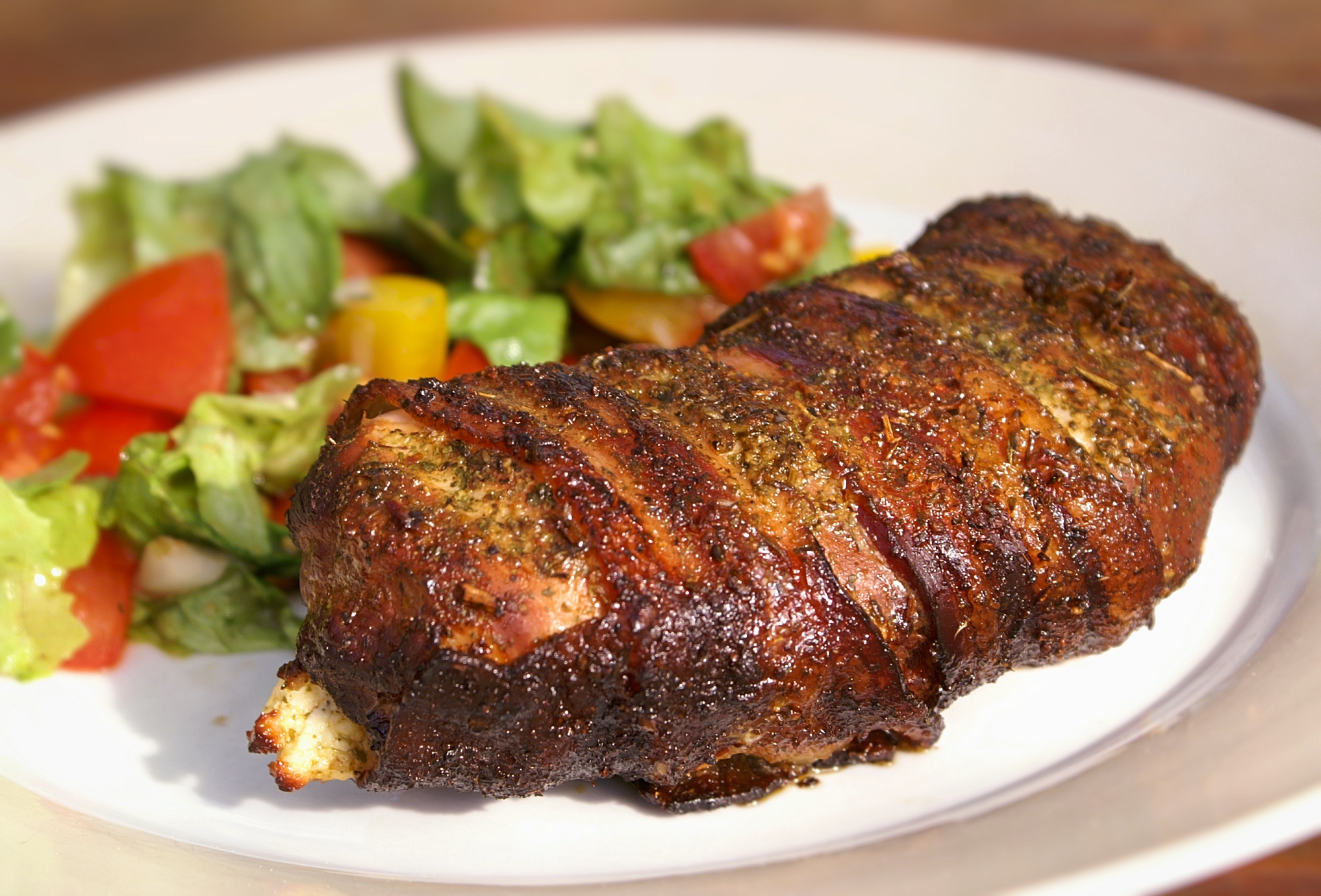 Mediterranes Hähnchenbrustfilet: Gefüllt mit Feta, im Baconmantel