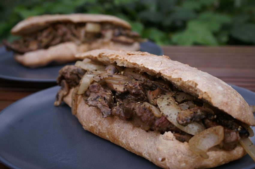 Steak Sandwiches mit Champignons und Zwiebeln