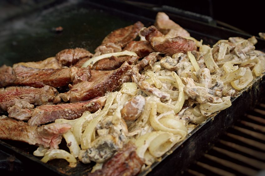 Steak-Tranchen und Gemüse auf Plancha grillen