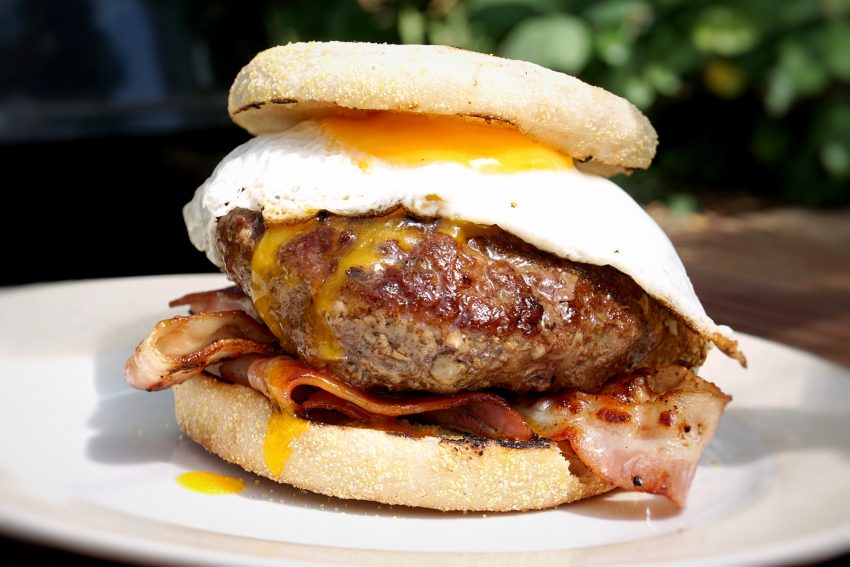 Frühstücksburger mit Bacon und Ei