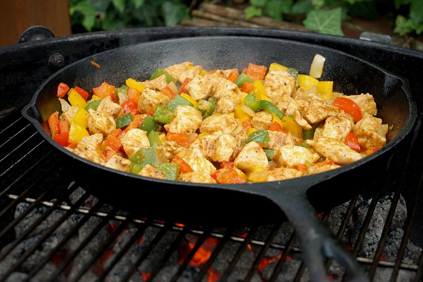 Die Zutaten für die Hähnchenwraps werden gegrillt